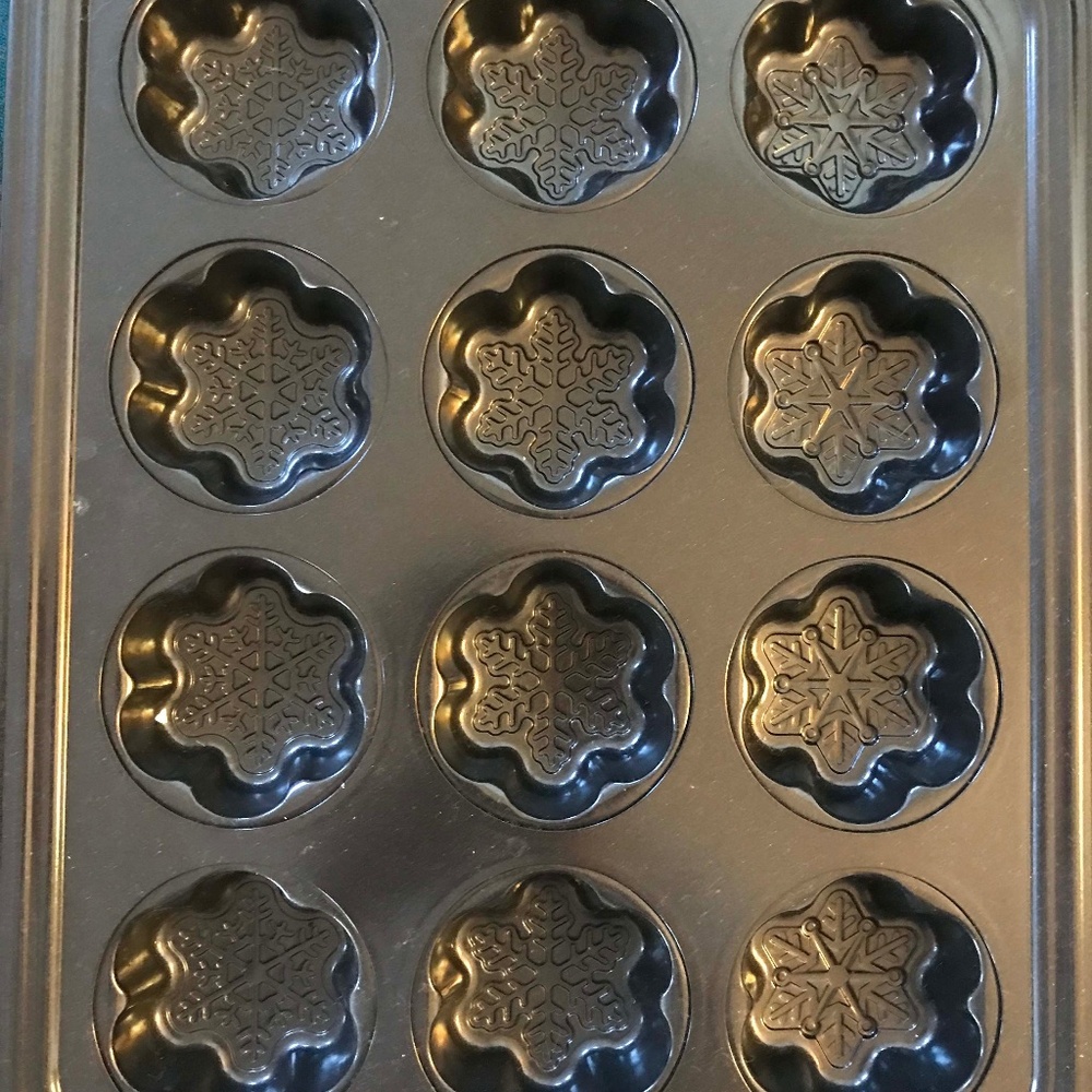 Le Creuset mini snowflake cake pan